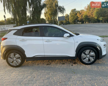 Белый Хендай Kona, объемом двигателя 0 л и пробегом 112 тыс. км за 18000 $, фото 2 на Automoto.ua
