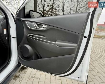 Белый Хендай Kona, объемом двигателя 0 л и пробегом 115 тыс. км за 17250 $, фото 70 на Automoto.ua