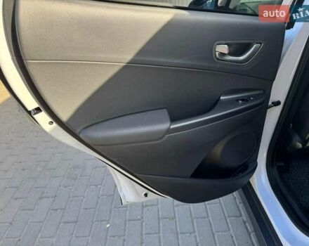 Белый Хендай Kona, объемом двигателя 0 л и пробегом 71 тыс. км за 18900 $, фото 4 на Automoto.ua