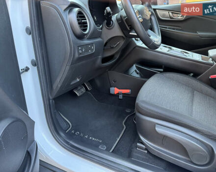 Білий Хендай Kona, об'ємом двигуна 0 л та пробігом 77 тис. км за 15499 $, фото 40 на Automoto.ua