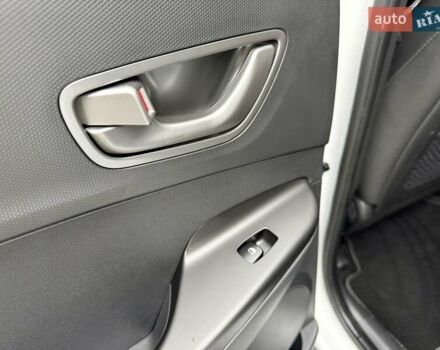 Белый Хендай Kona, объемом двигателя 0 л и пробегом 115 тыс. км за 17250 $, фото 89 на Automoto.ua