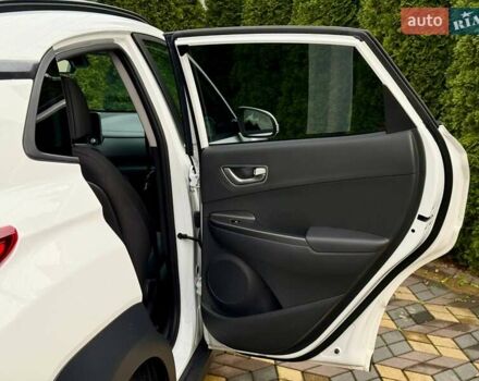 Белый Хендай Kona, объемом двигателя 0 л и пробегом 70 тыс. км за 17700 $, фото 23 на Automoto.ua