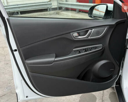 Белый Хендай Kona, объемом двигателя 0 л и пробегом 70 тыс. км за 16950 $, фото 18 на Automoto.ua