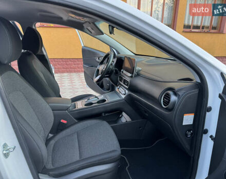 Білий Хендай Kona, об'ємом двигуна 0 л та пробігом 77 тис. км за 15499 $, фото 18 на Automoto.ua