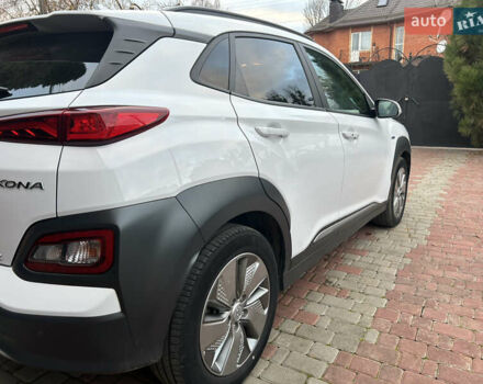 Белый Хендай Kona, объемом двигателя 0 л и пробегом 109 тыс. км за 16396 $, фото 3 на Automoto.ua