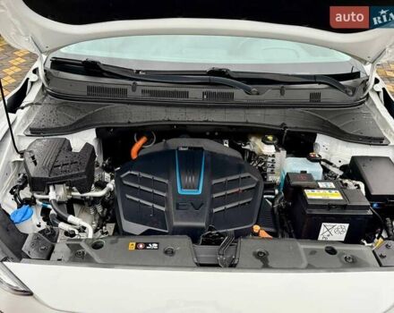 Белый Хендай Kona, объемом двигателя 0 л и пробегом 70 тыс. км за 17700 $, фото 37 на Automoto.ua