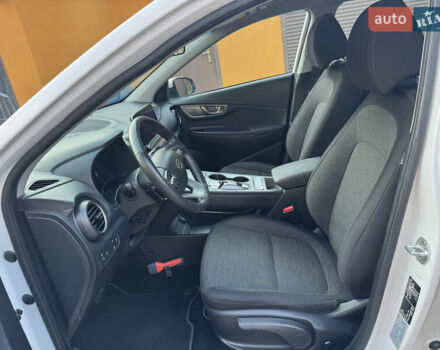 Білий Хендай Kona, об'ємом двигуна 0 л та пробігом 77 тис. км за 15499 $, фото 14 на Automoto.ua