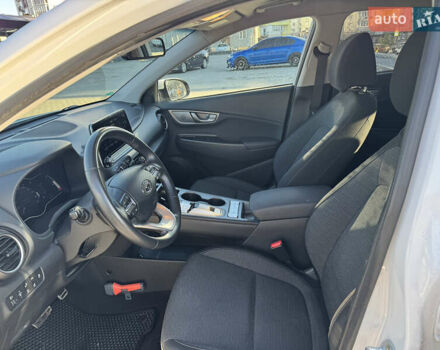 Білий Хендай Kona, об'ємом двигуна 0 л та пробігом 64 тис. км за 17500 $, фото 7 на Automoto.ua