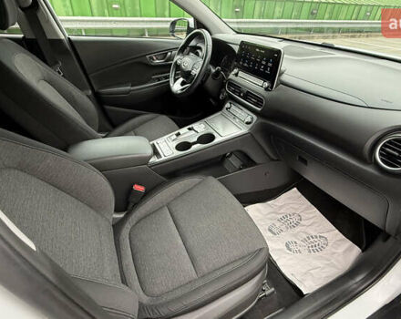 Белый Хендай Kona, объемом двигателя 0 л и пробегом 70 тыс. км за 16950 $, фото 59 на Automoto.ua