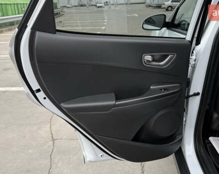 Белый Хендай Kona, объемом двигателя 0 л и пробегом 70 тыс. км за 16950 $, фото 41 на Automoto.ua