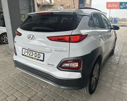 Белый Хендай Kona, объемом двигателя 0 л и пробегом 74 тыс. км за 19500 $, фото 4 на Automoto.ua