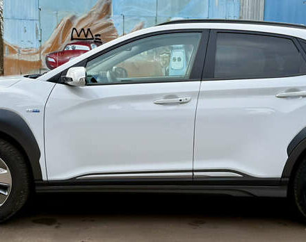 Білий Хендай Kona, об'ємом двигуна 0 л та пробігом 125 тис. км за 16999 $, фото 6 на Automoto.ua