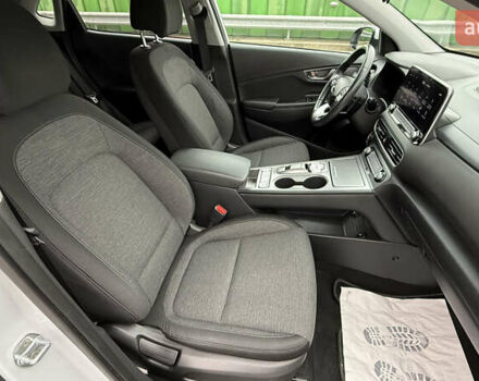 Белый Хендай Kona, объемом двигателя 0 л и пробегом 70 тыс. км за 16950 $, фото 58 на Automoto.ua