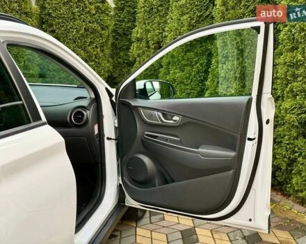 Белый Хендай Kona, объемом двигателя 0 л и пробегом 70 тыс. км за 17700 $, фото 25 на Automoto.ua