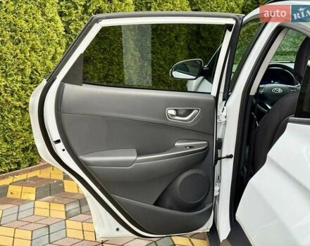 Белый Хендай Kona, объемом двигателя 0 л и пробегом 70 тыс. км за 17700 $, фото 21 на Automoto.ua