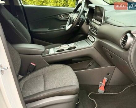 Белый Хендай Kona, объемом двигателя 0 л и пробегом 70 тыс. км за 17700 $, фото 26 на Automoto.ua