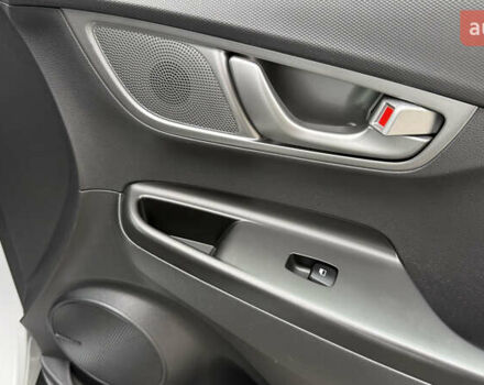 Белый Хендай Kona, объемом двигателя 0 л и пробегом 70 тыс. км за 16950 $, фото 55 на Automoto.ua