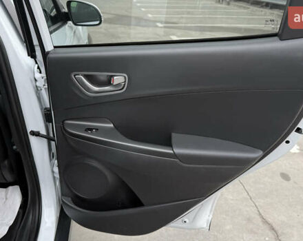 Белый Хендай Kona, объемом двигателя 0 л и пробегом 70 тыс. км за 16950 $, фото 49 на Automoto.ua