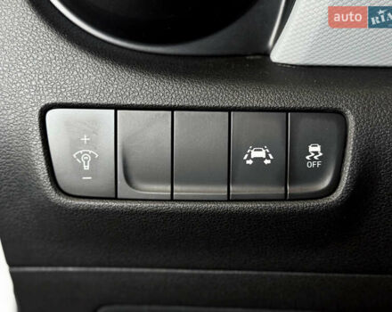 Белый Хендай Kona, объемом двигателя 2 л и пробегом 115 тыс. км за 15700 $, фото 14 на Automoto.ua