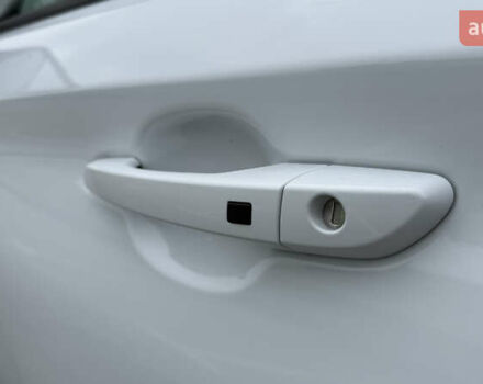 Белый Хендай Kona, объемом двигателя 0 л и пробегом 70 тыс. км за 16950 $, фото 66 на Automoto.ua