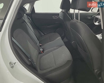 Білий Хендай Kona, об'ємом двигуна 0 л та пробігом 110 тис. км за 15999 $, фото 4 на Automoto.ua