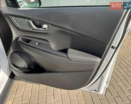 Белый Хендай Kona, объемом двигателя 0 л и пробегом 71 тыс. км за 18900 $, фото 3 на Automoto.ua