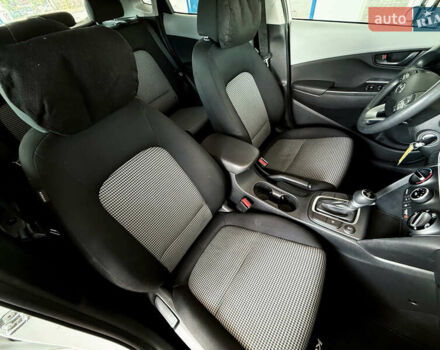 Белый Хендай Kona, объемом двигателя 2 л и пробегом 115 тыс. км за 15700 $, фото 18 на Automoto.ua