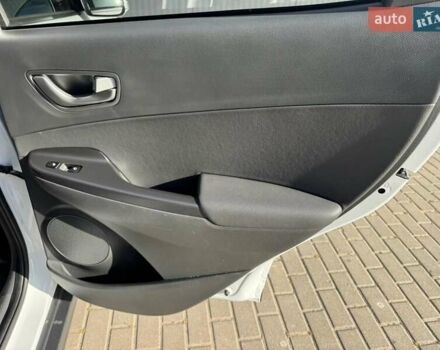 Белый Хендай Kona, объемом двигателя 0 л и пробегом 71 тыс. км за 18900 $, фото 36 на Automoto.ua