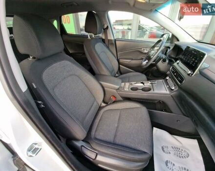 Белый Хендай Kona, объемом двигателя 0 л и пробегом 70 тыс. км за 16500 $, фото 41 на Automoto.ua