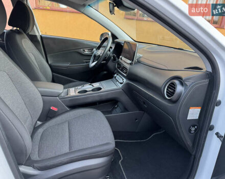 Білий Хендай Kona, об'ємом двигуна 0 л та пробігом 77 тис. км за 15499 $, фото 32 на Automoto.ua