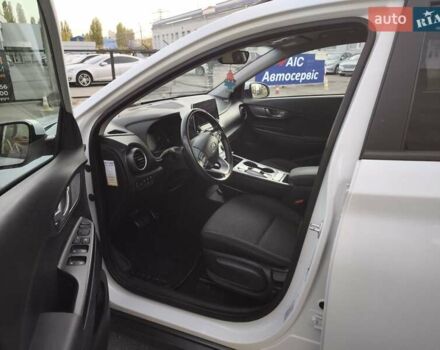 Белый Хендай Kona, объемом двигателя 0 л и пробегом 129 тыс. км за 17777 $, фото 36 на Automoto.ua