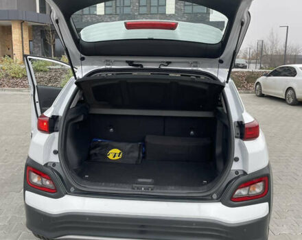 Білий Хендай Kona, об'ємом двигуна 0 л та пробігом 110 тис. км за 17300 $, фото 8 на Automoto.ua