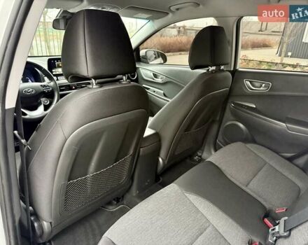 Белый Хендай Kona, объемом двигателя 0 л и пробегом 115 тыс. км за 17250 $, фото 93 на Automoto.ua