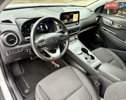 Белый Хендай Kona, объемом двигателя 0 л и пробегом 115 тыс. км за 17250 $, фото 50 на Automoto.ua