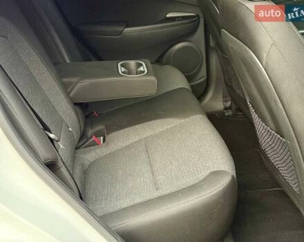 Белый Хендай Kona, объемом двигателя 0 л и пробегом 70 тыс. км за 17700 $, фото 24 на Automoto.ua