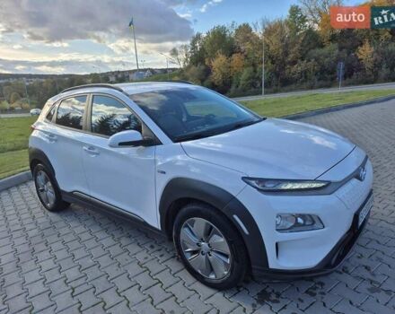 Белый Хендай Kona, объемом двигателя 0 л и пробегом 98 тыс. км за 17200 $, фото 2 на Automoto.ua