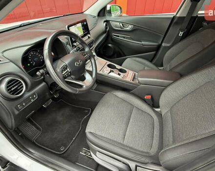 Белый Хендай Kona, объемом двигателя 0 л и пробегом 70 тыс. км за 16950 $, фото 22 на Automoto.ua