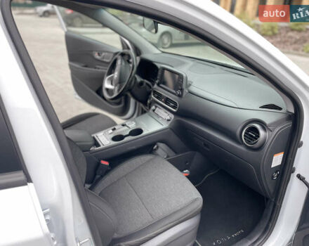 Білий Хендай Kona, об'ємом двигуна 0 л та пробігом 110 тис. км за 17300 $, фото 5 на Automoto.ua