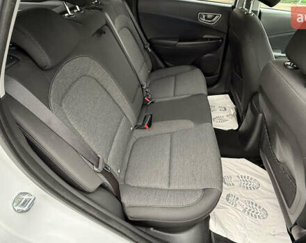 Белый Хендай Kona, объемом двигателя 0 л и пробегом 70 тыс. км за 16950 $, фото 52 на Automoto.ua