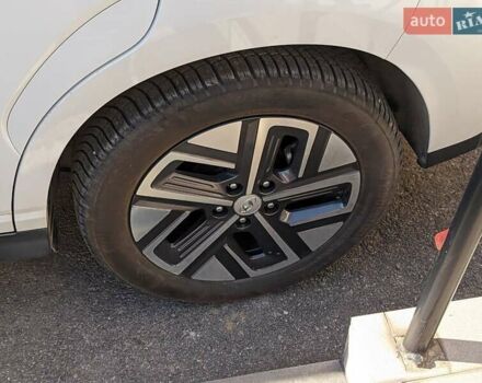 Белый Хендай Kona, объемом двигателя 0 л и пробегом 98 тыс. км за 19000 $, фото 7 на Automoto.ua