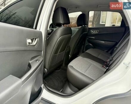 Белый Хендай Kona, объемом двигателя 0 л и пробегом 115 тыс. км за 17250 $, фото 90 на Automoto.ua