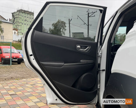 Білий Хендай Kona, об'ємом двигуна 39 л та пробігом 46 тис. км за 16999 $, фото 23 на Automoto.ua