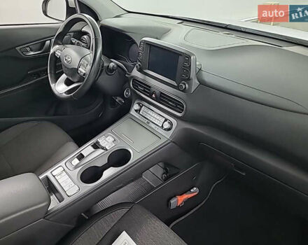 Білий Хендай Kona, об'ємом двигуна 0 л та пробігом 110 тис. км за 15999 $, фото 5 на Automoto.ua