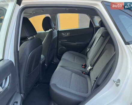 Білий Хендай Kona, об'ємом двигуна 0 л та пробігом 77 тис. км за 15499 $, фото 15 на Automoto.ua