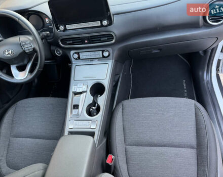 Білий Хендай Kona, об'ємом двигуна 0 л та пробігом 77 тис. км за 15499 $, фото 31 на Automoto.ua