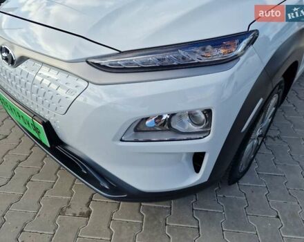 Белый Хендай Kona, объемом двигателя 0 л и пробегом 70 тыс. км за 16500 $, фото 2 на Automoto.ua