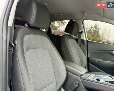 Белый Хендай Kona, объемом двигателя 0 л и пробегом 115 тыс. км за 17250 $, фото 76 на Automoto.ua