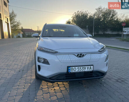 Белый Хендай Kona, объемом двигателя 0 л и пробегом 112 тыс. км за 18000 $, фото 1 на Automoto.ua