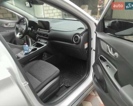 Белый Хендай Kona, объемом двигателя 0 л и пробегом 149 тыс. км за 17400 $, фото 4 на Automoto.ua