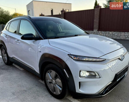 Белый Хендай Kona, объемом двигателя 0 л и пробегом 100 тыс. км за 16300 $, фото 2 на Automoto.ua